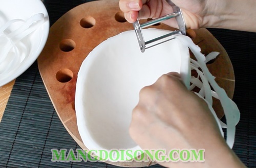 Cách làm mứt dừa trà xanh hình hoa cúc ngon tại nhà như mua trong siêu thị 2