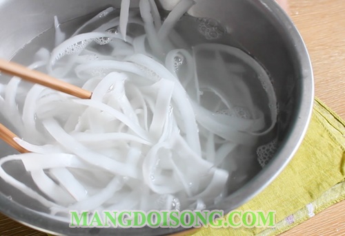 Cách làm mứt dừa trà xanh hình hoa cúc ngon tại nhà như mua trong siêu thị 4