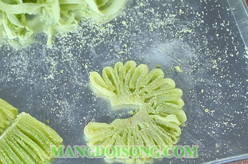 Cách làm mứt dừa trà xanh hình hoa cúc ngon tại nhà như mua trong siêu thị 9