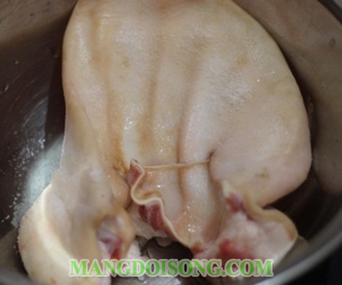 Cách làm nem thính chua cay ngon từ tai lợn 2