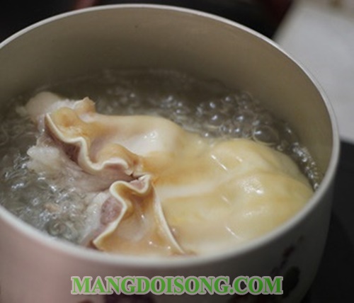 Cách làm nem thính chua cay ngon từ tai lợn 3