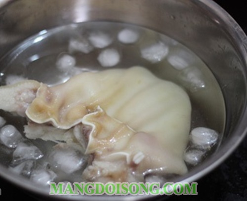Cách làm nem thính chua cay ngon từ tai lợn 4
