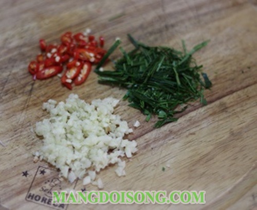 Cách làm nem thính chua cay ngon từ tai lợn 6