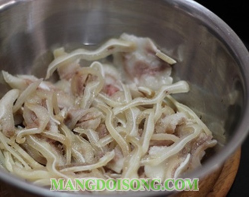 Cách làm nem thính chua cay ngon từ tai lợn 7