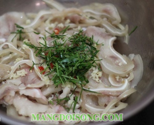 Cách làm nem thính chua cay ngon từ tai lợn 8