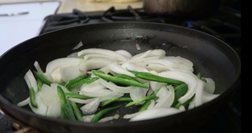 Cách làm phở cuốn thịt bò ngon đơn giản tại nhà đang cuốn hút giới trẻ 2