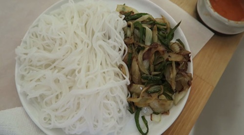 Cách làm phở cuốn thịt bò ngon đơn giản tại nhà đang cuốn hút giới trẻ 4