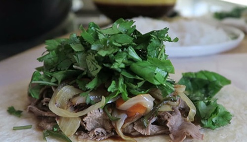Cách làm phở cuốn thịt bò ngon đơn giản tại nhà đang cuốn hút giới trẻ 6