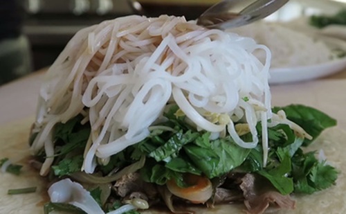 Cách làm phở cuốn thịt bò ngon đơn giản tại nhà đang cuốn hút giới trẻ 9