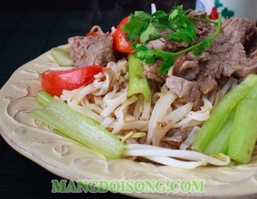 Cách làm phở xào bò ngon rau cải cà chua hấp dẫn ngày cuối tuần 10