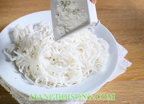 Cách làm phở xào bò ngon rau cải cà chua hấp dẫn ngày cuối tuần 5