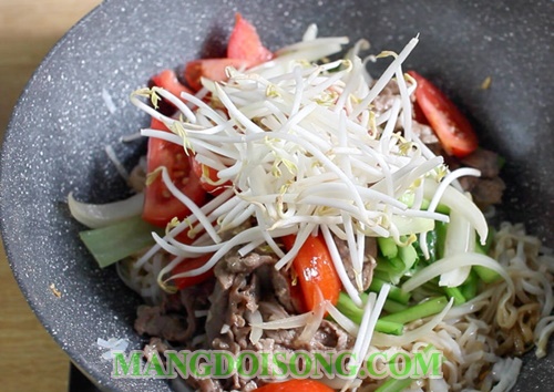 Cách làm phở xào bò ngon rau cải cà chua hấp dẫn ngày cuối tuần 8
