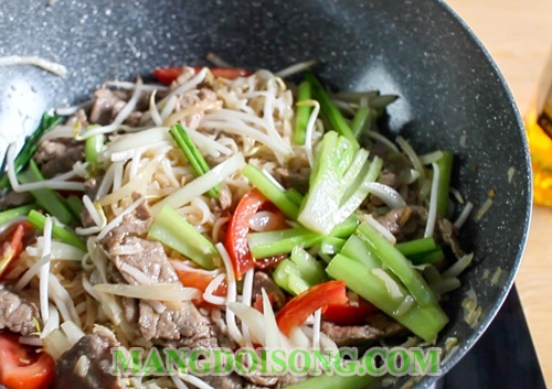 Cách làm phở xào bò ngon rau cải cà chua hấp dẫn ngày cuối tuần 9