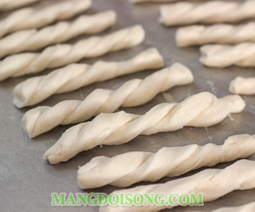 Cách làm quẩy nóng ngọt chiên giòn xoắn hình dây thừng 8