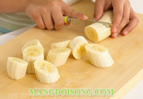 Cách làm sinh tố bơ ngon với sưa chua chuối cho trẻ nhỏ 3