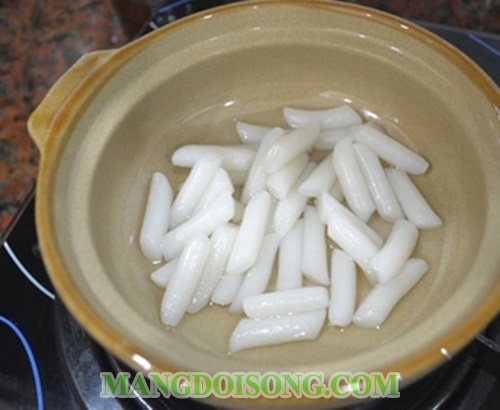 Cách làm Tokbokki cay phô mai Hàn Quốc đơn giản tại nhà ngon như ngoài tiệm 2