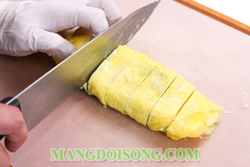 Cách làm trứng cuộn kiểu nhật thơm ngon hấp dẫn cho bữa cơm gia đình ngon như nhà hàng 11