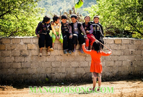 <h2>Tết Đoan Ngọ 2016 là gì?</h2>  <p style="text-align: center;"><img alt="Tết Đoan Ngọ 2016 là gì - Nên cúng gì vào Tết Đoan Ngọ - Văn khấn Tết Đoan ngọ - Cách diệt trừ sâu bọ trong ngày Tết Đoan Ngọ 1" src="/Images/Upload/2016/6/Images/tet-doan-ngo-2016-la-gi-nen-cung-gi-vao-tet-doan-ngo-van-khan-tet-doan-ngo-cach-diet-tru-sau-bo-trong-ngay-tet-doan-ngo1(1).png" style="height:650px; width:500px" /></p>  <ul> 	<li>Tết Đoan Ngọ hoặc Tết Đoan Dương, ngày mùng 5 tháng 5 âm lịch, là một ngày Tết truyền thống tại một số nước Đông Á như Việt Nam, Triều Tiên và Trung Quốc. Tết Đoan ngọ tồn tại từ lâu trong văn hoá dân gian Phương Đông và có ảnh hưởng đến sinh hoạt văn hoá. Đoan nghĩa là mở đầu, Ngọ là khoảng thời gian từ 11 giờ sáng tới 1 giờ chiều, và ăn tết Đoan Ngọ là ăn vào buổi trưa. Đoan Ngọ lúc mặt trời bắt đầu ngắn nhất, ở gần trời đất nhất trùng với ngày hạ chí. Tết Đoan Ngọ còn được gọi là Tết Đoan Dương. Theo triết lý y học Đông phương thì hỏa khí (thuộc dương) của trời đất và trong cơ thể của con người trong ngày Đoan ngọ đều lên đến tột bậc. Ở Việt Nam, gọi ngày Tết Đoan Ngọ là Tết giết sâu bọ, là ngày phát động bắt sâu bọ, tiêu diệt bớt các loài gây hại cho cây trồng trên cánh đồng, trong đó nhiều loài sâu có thể ăn được và chúng được coi như là chất bổ dưỡng.</li> </ul>  <h2>Ý nghĩa ngày Tết Đoan Ngọ</h2>  <ul> 	<li>Cứ mùng 5 tháng 5 âm lịch hàng năm, nhà nhà lại cùng nhau dậy sớm để “diệt sâu bọ” bằng cách ăn các loại trái cây, rượu nếp (cơm rượu), bánh tro… sau khi đã dâng cúng tổ tiên. Háo hức nhất vẫn là bọn trẻ với niềm tin rằng: quả chua, trái chát và men say của rượu nếp sẽ làm lũ sâu bọ có trong cơ thể lăn ra chết.</li> 	<li>Ngày 5 tháng 5 gọi là Đoan Ngọ. Vì chữ “Đoan” có nghĩa là chính, là thẳng, là mở đầu. Có khi gọi là Đoan Ngũ vì có hai số 5. Người ta còn gọi là Đoan Dương hoặc Trùng Ngũ. Gọi là Đoan Dương vì số 5 thuộc dương.</li> </ul>  <p style="text-align: center;"><img alt="Tết Đoan Ngọ 2016 là gì - Nên cúng gì vào Tết Đoan Ngọ - Văn khấn Tết Đoan ngọ - Cách diệt trừ sâu bọ trong ngày Tết Đoan Ngọ 2" src="/Images/Upload/2016/6/Images/tet-doan-ngo-2016-la-gi-nen-cung-gi-vao-tet-doan-ngo-van-khan-tet-doan-ngo-cach-diet-tru-sau-bo-trong-ngay-tet-doan-ngo2.jpg" style="height:384px; width:500px" /></p>  <ul> 	<li>Thời tiết vào dịp mồng 5 tháng năm rất nóng, ở Đông Nam Á châu, đây là thời điểm khí hậu rất nóng, côn trùng và sâu bọ nở ra nhiều, nông dân cần phải tìm cách trừ diệt để bảo vệ cho sự canh tác, trồng trọt. Có lẽ vì sự kiện này mà người ta con xem Tết Đoan Ngọ là “ngày giết sâu bọ”.</li> 	<li>Tết Đoan Ngọ ở Việt Nam cũng còn gọi là “ngày giết sâu bọ” là ngày phát động bắt sâu bọ, tiêu diệt bớt các loài gây hại cho cây trồng trên cánh đồng, trong đó nhiều loài sâu có thể ăn được và chúng được coi như là chất bổ dưỡng. Người ta tin rằng khi ăn món ăn đầu tiên trong ngày này thì sâu bọ; giun sán trong người sẽ bị chết hết.</li> 	<li>Trong tết này, các gia đình có làm lễ cúng gia tiên, cỗ cúng có cả chay lẫn mặn. Các chàng rể phải sắm quà biếu bố mẹ vợ nhân tết mồng năm, trong đó thường có mấy thứ: Ngỗng, dưa hấu, hoặc đậu xanh đường cát. Học trò cũng đến tết thầy, lễ vật tuỳ tâm, đại thể cũng như trên.</li> </ul>  <h2>Cách diệt trừ sâu bọ trong ngày Tết Đoan Ngọ</h2>  <ul> 	<li>Theo quan niệm xưa, vào ngày này chúng ta phải giết sâu bọ ngay khi thức dậy vào sáng sớm và giết sâu bọ bằng thức ăn, nhất là bằng rượu nếp, bánh tro và hoa quả…</li> 	<li>Với trẻ em: sáng sớm ngủ dậy khi trẻ còn ở trên giường cho trẻ ăn hoa quả, ít rượu nếp, trứng luộc, bôi hồng hoàng vào thóp đầu, vào ngực, vào rốn để giết sâu bọ. Sau đó mới đi rửa mặt mũi, chân tay, đánh răng rửa mặt.</li> 	<li>Với người lớn: sáng ngủ dậy không được đặt chân xuống đất mà phải súc miệng 3 lần cho sạch sâu bọ, tiếp đó ăn một quả trứng vịt luộc. Sau đó bước chân ra khỏi giường uống một ít rượu (hoặc ăn một bát rượu nếp) cho sâu bọ say, tiếp đó ăn trái cây cho sâu bọ chết.</li> </ul>  <p style="text-align: center;"><img alt="Tết Đoan Ngọ 2016 là gì - Nên cúng gì vào Tết Đoan Ngọ - Văn khấn Tết Đoan ngọ - Cách diệt trừ sâu bọ trong ngày Tết Đoan Ngọ 3" src="/Images/Upload/2016/6/Images/tet-doan-ngo-2016-la-gi-nen-cung-gi-vao-tet-doan-ngo-van-khan-tet-doan-ngo-cach-diet-tru-sau-bo-trong-ngay-tet-doan-ngo3.jpg" style="height:340px; width:500px" /></p>  <h2>Mâm lễ cúng Tết Đoan Ngọ</h2>  <p>Tùy theo phong tục tập quán của từng vùng miền mà đồ cúng lễ có những món khác nhau. Nhưng cơ bản mâm cúng tết Đoan Ngọ gồm có:</p>  <ul> 	<li>Hương, hoa, vàng mã</li> 	<li>Nước</li> 	<li>Rượu nếp (cơm rượu) (xem cách làm rượu nếp tại đây)</li> 	<li>Các loại trái cây như: mận, vải, hồng xiêm, chuối, dưa hấu...</li> 	<li>Bánh ú tro (Xem cách làm bánh ú tro tại đây)</li> 	<li>Thịt vịt (Xem công thức làm các món vịt cho ngày tết Đoan Ngọ tại đây)</li> 	<li>Xôi chè</li> </ul>  <p style="text-align: center;"><img alt="Tết Đoan Ngọ 2016 là gì - Nên cúng gì vào Tết Đoan Ngọ - Văn khấn Tết Đoan ngọ - Cách diệt trừ sâu bọ trong ngày Tết Đoan Ngọ 4" src="/Images/Upload/2016/6/Images/tet-doan-ngo-2016-la-gi-nen-cung-gi-vao-tet-doan-ngo-van-khan-tet-doan-ngo-cach-diet-tru-sau-bo-trong-ngay-tet-doan-ngo4.jpg" style="height:333px; width:500px" /></p>  <h2>Cúng Tết Đoan Ngọ vào giờ nào?</h2>  <ul> 	<li>Ở nước ta, Tết Đoan Ngọ được coi trọng, xếp vào hàng thứ hai sau Tết Nguyên Đán. Theo tục lệ từ xưa, người dân thường cúng vào sáng sớm nhưng thực chất Tết Đoan Ngọ được tiến hành vào giờ chính Ngọ (12h trưa) ngày 5/5 Âm lịch. Đoan nghĩa là mở đầu, Ngọ là khoảng thời gian từ 11h tới 13h.</li> </ul>  <p style="text-align: center;"><img alt="Tết Đoan Ngọ 2016 là gì - Nên cúng gì vào Tết Đoan Ngọ - Văn khấn Tết Đoan ngọ - Cách diệt trừ sâu bọ trong ngày Tết Đoan Ngọ 5" src="/Images/Upload/2016/6/Images/tet-doan-ngo-2016-la-gi-nen-cung-gi-vao-tet-doan-ngo-van-khan-tet-doan-ngo-cach-diet-tru-sau-bo-trong-ngay-tet-doan-ngo6.jpg" style="height:407px; width:500px" /></p>  <h2>Văn khấn Tết Đoan ngọ</h2>  <p>Nam mô a di Đà Phật!</p>  <p>Nam mô a di Đà Phật!</p>  <p>Nam mô a di Đà Phật!</p>  <p>- Con lạy chín phương Trời, mười phương Chư Phật, Chư Phật mười phương.</p>  <p>- Con kính lạy Hoàng thiên Hậu Thổ chư vị Tôn thần.</p>  <p>- Con kính lạy ngài Bản cảnh Thành hoàng, ngài Bản xứ Thổ địa, ngài Bản gia Táo quân cùng chư vị Tôn thần.</p>  <p>- Con kính lạy Tổ tiên, Hiển khảo, Hiển tỷ, chư vị Hương linh (nếu bố, mẹ còn sống thì thay bằng Tổ khảo, Tổ Tỷ)</p>  <p>Tín chủ chúng con là:……………………………………………</p>  <p>Ngụ tại:………………………………………………………….</p>  <p>Hôm nay là ngày Đoan Ngọ, chúng con sửa sang hương đăng, sắm sanh lễ vật, hoa đăng, trà quả dâng lên trước án.</p>  <p>Chúng con kính mời ngài Bản cảnh Thành hoàng, Chư vị Đại Vương, ngài Bản xứ Thần linh Thổ địa, ngài Bản gia Táo quân, Ngũ phương, Long Mạch, Tài thần, cúi xin các Ngài giáng lâm trước án chứng giám lòng thành, thụ hưởng lễ vật.</p>  <p>Chúng con kính mời các cụ Tổ Khảo, Tổ Tỷ, chư vị Hương linh gia tiên nội ngoại họ…………………, cúi xin các vị thương xót con cháu chứng giám tâm thành thụ hưởng lễ vật.</p>  <p>Tín chủ con lại kính mời các vị Tiền chủ, Hậu chủ tại nhà này, đất này đồng lâm án tiền, đồng lai hâm hưởng, độ cho chúng con thân cung khang thái, bản mệnh bình an.</p>  <p>Bốn mùa không hạn ách, tám tiết hưởng bình an thịnh vượng.</p>  <p>Chúng con lễ bạc tâm thành, trước án kính lễ, cúi xin được phù hộ độ trì.</p>  <p>Nam mô a di Đà Phật!</p>  <p>Nam mô a di Đà Phật!</p>  <p>Nam mô a di Đà Phật!</p>  <p style="text-align: center;"><br /> <img alt="Tết Đoan Ngọ 2016 là gì - Nên cúng gì vào Tết Đoan Ngọ - Văn khấn Tết Đoan ngọ - Cách diệt trừ sâu bọ trong ngày Tết Đoan Ngọ 6" src="/Images/Upload/2016/6/Images/tet-doan-ngo-2016-la-gi-nen-cung-gi-vao-tet-doan-ngo-van-khan-tet-doan-ngo-cach-diet-tru-sau-bo-trong-ngay-tet-doan-ngo5.jpg" style="height:333px; width:500px" /></p>  <p><em>Vào một ngày sau vụ mùa nông dân chúng đang ăn mừng vì trúng mùa, nhưng sâu bọ năm ấy kéo dày ăn mất cây trái, thực phẩm đã thu hoạch. Nhân dân đau đầu không biết làm cách nào để có thể giải được nạn sâu bọ này, bỗng nhiên có một ông lão từ xa đi tới tự xưng là Đôi Truân. Ông chỉ dân chúng mỗi nhà lập một đàn cúng gồm đơn giản gồm có bánh gio, trái cây sau đó ra trước nhà mình mà vận động thể dục. Nhân dân làm theo chỉ một lúc sau đó sâu bọ đàn lũ té ngã rã rượt. Lão ông còn bảo thêm: Sâu bọ hằng năm vào ngày này rất hung hăng, mỗi năm vào đúng ngày này cứ làm theo những gì ta đã dặn thì sẽ trị được chúng. Dân chúng biết ơn định cảm tạ thì ông lão đã đi đâu mất. Để tưởng nhớ việc này, dân chúng đặt cho ngày này là ngày "Tết diệt sâu bọ", có người gọi nó là "Tết Đoan ngọ" vì giờ cúng thường vào giữa giờ Ngọ. Như vậy là chúng ta đã được tham khảo <strong>Tết Đoan Ngọ 2016 là gì - Nên cúng gì vào Tết Đoan Ngọ - Văn khấn Tết Đoan ngọ - Cách diệt trừ sâu bọ trong ngày Tết Đoan Ngọ</strong> rồi. Hy vọng rằng bài viết này có thể giúp các bạn hiểu rõ hơn ngày Tết Đoan Ngọn và từ đây hãy thực hiện đúng các nghi thức truyền thống này nhé! Luôn đồng hành cùng chúng tôi để được cập nhật thật nhiều các thông tin xã hội bổ ích, các món ngon ẩm thực 3 miền và chuyên mục sức khỏe làm đẹp nhé!</em></p> 3
