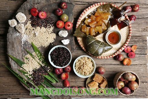 <h2>Tết Đoan Ngọ 2016 là gì?</h2>  <p style="text-align: center;"><img alt="Tết Đoan Ngọ 2016 là gì - Nên cúng gì vào Tết Đoan Ngọ - Văn khấn Tết Đoan ngọ - Cách diệt trừ sâu bọ trong ngày Tết Đoan Ngọ 1" src="/Images/Upload/2016/6/Images/tet-doan-ngo-2016-la-gi-nen-cung-gi-vao-tet-doan-ngo-van-khan-tet-doan-ngo-cach-diet-tru-sau-bo-trong-ngay-tet-doan-ngo1(1).png" style="height:650px; width:500px" /></p>  <ul> 	<li>Tết Đoan Ngọ hoặc Tết Đoan Dương, ngày mùng 5 tháng 5 âm lịch, là một ngày Tết truyền thống tại một số nước Đông Á như Việt Nam, Triều Tiên và Trung Quốc. Tết Đoan ngọ tồn tại từ lâu trong văn hoá dân gian Phương Đông và có ảnh hưởng đến sinh hoạt văn hoá. Đoan nghĩa là mở đầu, Ngọ là khoảng thời gian từ 11 giờ sáng tới 1 giờ chiều, và ăn tết Đoan Ngọ là ăn vào buổi trưa. Đoan Ngọ lúc mặt trời bắt đầu ngắn nhất, ở gần trời đất nhất trùng với ngày hạ chí. Tết Đoan Ngọ còn được gọi là Tết Đoan Dương. Theo triết lý y học Đông phương thì hỏa khí (thuộc dương) của trời đất và trong cơ thể của con người trong ngày Đoan ngọ đều lên đến tột bậc. Ở Việt Nam, gọi ngày Tết Đoan Ngọ là Tết giết sâu bọ, là ngày phát động bắt sâu bọ, tiêu diệt bớt các loài gây hại cho cây trồng trên cánh đồng, trong đó nhiều loài sâu có thể ăn được và chúng được coi như là chất bổ dưỡng.</li> </ul>  <h2>Ý nghĩa ngày Tết Đoan Ngọ</h2>  <ul> 	<li>Cứ mùng 5 tháng 5 âm lịch hàng năm, nhà nhà lại cùng nhau dậy sớm để “diệt sâu bọ” bằng cách ăn các loại trái cây, rượu nếp (cơm rượu), bánh tro… sau khi đã dâng cúng tổ tiên. Háo hức nhất vẫn là bọn trẻ với niềm tin rằng: quả chua, trái chát và men say của rượu nếp sẽ làm lũ sâu bọ có trong cơ thể lăn ra chết.</li> 	<li>Ngày 5 tháng 5 gọi là Đoan Ngọ. Vì chữ “Đoan” có nghĩa là chính, là thẳng, là mở đầu. Có khi gọi là Đoan Ngũ vì có hai số 5. Người ta còn gọi là Đoan Dương hoặc Trùng Ngũ. Gọi là Đoan Dương vì số 5 thuộc dương.</li> </ul>  <p style="text-align: center;"><img alt="Tết Đoan Ngọ 2016 là gì - Nên cúng gì vào Tết Đoan Ngọ - Văn khấn Tết Đoan ngọ - Cách diệt trừ sâu bọ trong ngày Tết Đoan Ngọ 2" src="/Images/Upload/2016/6/Images/tet-doan-ngo-2016-la-gi-nen-cung-gi-vao-tet-doan-ngo-van-khan-tet-doan-ngo-cach-diet-tru-sau-bo-trong-ngay-tet-doan-ngo2.jpg" style="height:384px; width:500px" /></p>  <ul> 	<li>Thời tiết vào dịp mồng 5 tháng năm rất nóng, ở Đông Nam Á châu, đây là thời điểm khí hậu rất nóng, côn trùng và sâu bọ nở ra nhiều, nông dân cần phải tìm cách trừ diệt để bảo vệ cho sự canh tác, trồng trọt. Có lẽ vì sự kiện này mà người ta con xem Tết Đoan Ngọ là “ngày giết sâu bọ”.</li> 	<li>Tết Đoan Ngọ ở Việt Nam cũng còn gọi là “ngày giết sâu bọ” là ngày phát động bắt sâu bọ, tiêu diệt bớt các loài gây hại cho cây trồng trên cánh đồng, trong đó nhiều loài sâu có thể ăn được và chúng được coi như là chất bổ dưỡng. Người ta tin rằng khi ăn món ăn đầu tiên trong ngày này thì sâu bọ; giun sán trong người sẽ bị chết hết.</li> 	<li>Trong tết này, các gia đình có làm lễ cúng gia tiên, cỗ cúng có cả chay lẫn mặn. Các chàng rể phải sắm quà biếu bố mẹ vợ nhân tết mồng năm, trong đó thường có mấy thứ: Ngỗng, dưa hấu, hoặc đậu xanh đường cát. Học trò cũng đến tết thầy, lễ vật tuỳ tâm, đại thể cũng như trên.</li> </ul>  <h2>Cách diệt trừ sâu bọ trong ngày Tết Đoan Ngọ</h2>  <ul> 	<li>Theo quan niệm xưa, vào ngày này chúng ta phải giết sâu bọ ngay khi thức dậy vào sáng sớm và giết sâu bọ bằng thức ăn, nhất là bằng rượu nếp, bánh tro và hoa quả…</li> 	<li>Với trẻ em: sáng sớm ngủ dậy khi trẻ còn ở trên giường cho trẻ ăn hoa quả, ít rượu nếp, trứng luộc, bôi hồng hoàng vào thóp đầu, vào ngực, vào rốn để giết sâu bọ. Sau đó mới đi rửa mặt mũi, chân tay, đánh răng rửa mặt.</li> 	<li>Với người lớn: sáng ngủ dậy không được đặt chân xuống đất mà phải súc miệng 3 lần cho sạch sâu bọ, tiếp đó ăn một quả trứng vịt luộc. Sau đó bước chân ra khỏi giường uống một ít rượu (hoặc ăn một bát rượu nếp) cho sâu bọ say, tiếp đó ăn trái cây cho sâu bọ chết.</li> </ul>  <p style="text-align: center;"><img alt="Tết Đoan Ngọ 2016 là gì - Nên cúng gì vào Tết Đoan Ngọ - Văn khấn Tết Đoan ngọ - Cách diệt trừ sâu bọ trong ngày Tết Đoan Ngọ 3" src="/Images/Upload/2016/6/Images/tet-doan-ngo-2016-la-gi-nen-cung-gi-vao-tet-doan-ngo-van-khan-tet-doan-ngo-cach-diet-tru-sau-bo-trong-ngay-tet-doan-ngo3.jpg" style="height:340px; width:500px" /></p>  <h2>Mâm lễ cúng Tết Đoan Ngọ</h2>  <p>Tùy theo phong tục tập quán của từng vùng miền mà đồ cúng lễ có những món khác nhau. Nhưng cơ bản mâm cúng tết Đoan Ngọ gồm có:</p>  <ul> 	<li>Hương, hoa, vàng mã</li> 	<li>Nước</li> 	<li>Rượu nếp (cơm rượu) (xem cách làm rượu nếp tại đây)</li> 	<li>Các loại trái cây như: mận, vải, hồng xiêm, chuối, dưa hấu...</li> 	<li>Bánh ú tro (Xem cách làm bánh ú tro tại đây)</li> 	<li>Thịt vịt (Xem công thức làm các món vịt cho ngày tết Đoan Ngọ tại đây)</li> 	<li>Xôi chè</li> </ul>  <p style="text-align: center;"><img alt="Tết Đoan Ngọ 2016 là gì - Nên cúng gì vào Tết Đoan Ngọ - Văn khấn Tết Đoan ngọ - Cách diệt trừ sâu bọ trong ngày Tết Đoan Ngọ 4" src="/Images/Upload/2016/6/Images/tet-doan-ngo-2016-la-gi-nen-cung-gi-vao-tet-doan-ngo-van-khan-tet-doan-ngo-cach-diet-tru-sau-bo-trong-ngay-tet-doan-ngo4.jpg" style="height:333px; width:500px" /></p>  <h2>Cúng Tết Đoan Ngọ vào giờ nào?</h2>  <ul> 	<li>Ở nước ta, Tết Đoan Ngọ được coi trọng, xếp vào hàng thứ hai sau Tết Nguyên Đán. Theo tục lệ từ xưa, người dân thường cúng vào sáng sớm nhưng thực chất Tết Đoan Ngọ được tiến hành vào giờ chính Ngọ (12h trưa) ngày 5/5 Âm lịch. Đoan nghĩa là mở đầu, Ngọ là khoảng thời gian từ 11h tới 13h.</li> </ul>  <p style="text-align: center;"><img alt="Tết Đoan Ngọ 2016 là gì - Nên cúng gì vào Tết Đoan Ngọ - Văn khấn Tết Đoan ngọ - Cách diệt trừ sâu bọ trong ngày Tết Đoan Ngọ 5" src="/Images/Upload/2016/6/Images/tet-doan-ngo-2016-la-gi-nen-cung-gi-vao-tet-doan-ngo-van-khan-tet-doan-ngo-cach-diet-tru-sau-bo-trong-ngay-tet-doan-ngo6.jpg" style="height:407px; width:500px" /></p>  <h2>Văn khấn Tết Đoan ngọ</h2>  <p>Nam mô a di Đà Phật!</p>  <p>Nam mô a di Đà Phật!</p>  <p>Nam mô a di Đà Phật!</p>  <p>- Con lạy chín phương Trời, mười phương Chư Phật, Chư Phật mười phương.</p>  <p>- Con kính lạy Hoàng thiên Hậu Thổ chư vị Tôn thần.</p>  <p>- Con kính lạy ngài Bản cảnh Thành hoàng, ngài Bản xứ Thổ địa, ngài Bản gia Táo quân cùng chư vị Tôn thần.</p>  <p>- Con kính lạy Tổ tiên, Hiển khảo, Hiển tỷ, chư vị Hương linh (nếu bố, mẹ còn sống thì thay bằng Tổ khảo, Tổ Tỷ)</p>  <p>Tín chủ chúng con là:……………………………………………</p>  <p>Ngụ tại:………………………………………………………….</p>  <p>Hôm nay là ngày Đoan Ngọ, chúng con sửa sang hương đăng, sắm sanh lễ vật, hoa đăng, trà quả dâng lên trước án.</p>  <p>Chúng con kính mời ngài Bản cảnh Thành hoàng, Chư vị Đại Vương, ngài Bản xứ Thần linh Thổ địa, ngài Bản gia Táo quân, Ngũ phương, Long Mạch, Tài thần, cúi xin các Ngài giáng lâm trước án chứng giám lòng thành, thụ hưởng lễ vật.</p>  <p>Chúng con kính mời các cụ Tổ Khảo, Tổ Tỷ, chư vị Hương linh gia tiên nội ngoại họ…………………, cúi xin các vị thương xót con cháu chứng giám tâm thành thụ hưởng lễ vật.</p>  <p>Tín chủ con lại kính mời các vị Tiền chủ, Hậu chủ tại nhà này, đất này đồng lâm án tiền, đồng lai hâm hưởng, độ cho chúng con thân cung khang thái, bản mệnh bình an.</p>  <p>Bốn mùa không hạn ách, tám tiết hưởng bình an thịnh vượng.</p>  <p>Chúng con lễ bạc tâm thành, trước án kính lễ, cúi xin được phù hộ độ trì.</p>  <p>Nam mô a di Đà Phật!</p>  <p>Nam mô a di Đà Phật!</p>  <p>Nam mô a di Đà Phật!</p>  <p style="text-align: center;"><br /> <img alt="Tết Đoan Ngọ 2016 là gì - Nên cúng gì vào Tết Đoan Ngọ - Văn khấn Tết Đoan ngọ - Cách diệt trừ sâu bọ trong ngày Tết Đoan Ngọ 6" src="/Images/Upload/2016/6/Images/tet-doan-ngo-2016-la-gi-nen-cung-gi-vao-tet-doan-ngo-van-khan-tet-doan-ngo-cach-diet-tru-sau-bo-trong-ngay-tet-doan-ngo5.jpg" style="height:333px; width:500px" /></p>  <p><em>Vào một ngày sau vụ mùa nông dân chúng đang ăn mừng vì trúng mùa, nhưng sâu bọ năm ấy kéo dày ăn mất cây trái, thực phẩm đã thu hoạch. Nhân dân đau đầu không biết làm cách nào để có thể giải được nạn sâu bọ này, bỗng nhiên có một ông lão từ xa đi tới tự xưng là Đôi Truân. Ông chỉ dân chúng mỗi nhà lập một đàn cúng gồm đơn giản gồm có bánh gio, trái cây sau đó ra trước nhà mình mà vận động thể dục. Nhân dân làm theo chỉ một lúc sau đó sâu bọ đàn lũ té ngã rã rượt. Lão ông còn bảo thêm: Sâu bọ hằng năm vào ngày này rất hung hăng, mỗi năm vào đúng ngày này cứ làm theo những gì ta đã dặn thì sẽ trị được chúng. Dân chúng biết ơn định cảm tạ thì ông lão đã đi đâu mất. Để tưởng nhớ việc này, dân chúng đặt cho ngày này là ngày "Tết diệt sâu bọ", có người gọi nó là "Tết Đoan ngọ" vì giờ cúng thường vào giữa giờ Ngọ. Như vậy là chúng ta đã được tham khảo <strong>Tết Đoan Ngọ 2016 là gì - Nên cúng gì vào Tết Đoan Ngọ - Văn khấn Tết Đoan ngọ - Cách diệt trừ sâu bọ trong ngày Tết Đoan Ngọ</strong> rồi. Hy vọng rằng bài viết này có thể giúp các bạn hiểu rõ hơn ngày Tết Đoan Ngọn và từ đây hãy thực hiện đúng các nghi thức truyền thống này nhé! Luôn đồng hành cùng chúng tôi để được cập nhật thật nhiều các thông tin xã hội bổ ích, các món ngon ẩm thực 3 miền và chuyên mục sức khỏe làm đẹp nhé!</em></p> 4