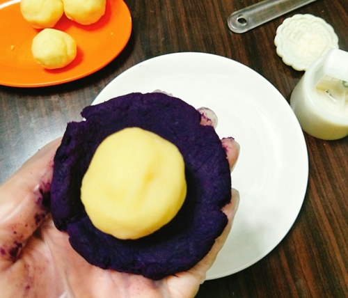 Cách làm bánh trung thu khoai lang tím không cần lò nướng 7