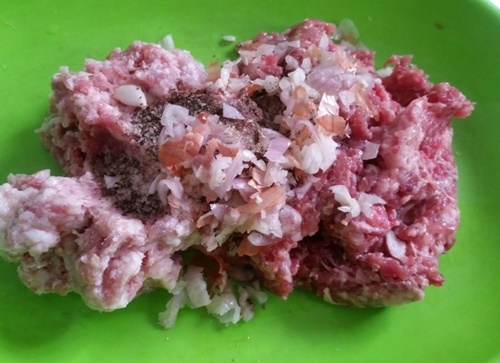 Cách làm bò cuộn lá lốt 1