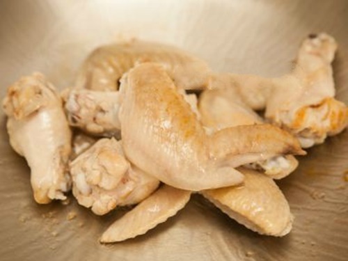Cách làm cánh gà rim mắm ớt đưa cơm ngày mưa lạnh 2
