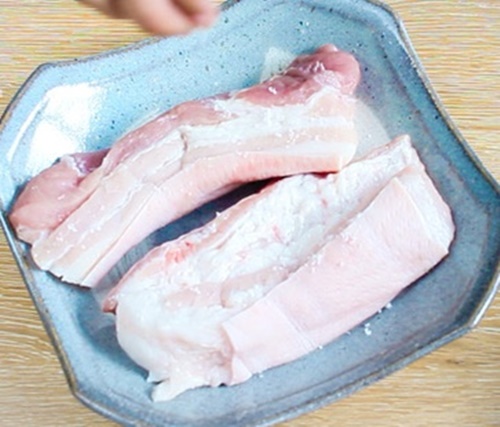 Cách làm món thịt ba chỉ lắc sả tắc đang gây “sốt xìn xịt” ở khắp các gian bếp của các mẹ 1