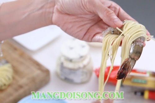 Cách làm tôm chiên giòn xù ngon đẹp mắt như nhà hàng để đãi tiệc 6