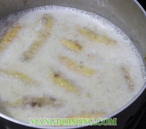 Cách nấu chè chuối hấp khoai lang ngon không bị chát đơn giản tại nhà 6