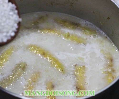 Cách nấu chè chuối hấp khoai lang ngon không bị chát đơn giản tại nhà 8