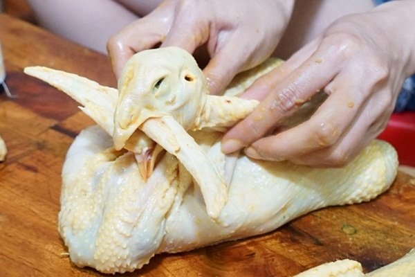 Cách làm gà cúng đêm giao thừa nhanh đơn giản nhất 4