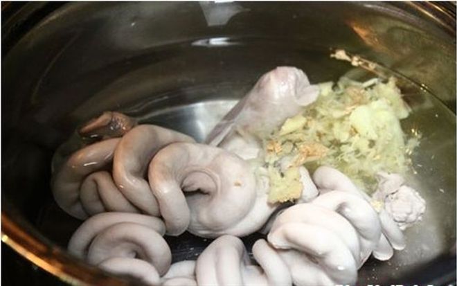 Tuyệt chiêu luộc lòng heo ngon giòn sần sật 5